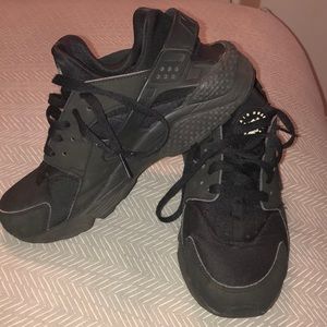 All black Huaraches 8 1/2 Men’s